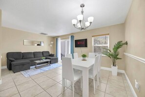 Dining - Power Up Family Resort 8 miles to Disney (Kissimmee)