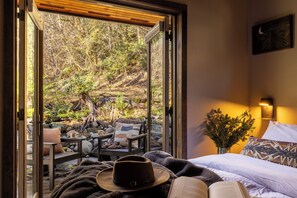 1 bedroom, free WiFi, bed sheets - Modern Rustic Cabin @ Mt Rainier with Hot Tub (Ashford)