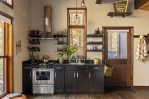 Réfrigérateur, un four, surface de cuisson, cafetière-théière