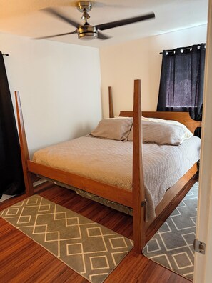 2 bedrooms, Internet, bed sheets - Terrific 2-bedroom house with AC in charming Beaumont (BEAUMONT)