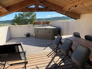 Outdoor dining - Authentiek huis met ruim en charmant terras en jacuzzi (Serviers-et-Labaume)