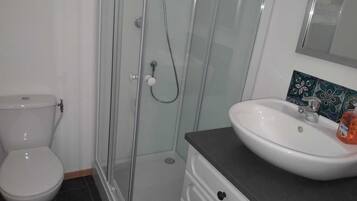 提供毛巾、廁紙