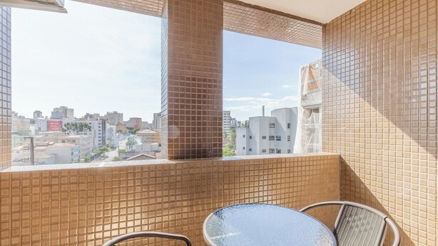 A balcony with tiled walls and a view of a cityscape. - Studios at Upper Residence - Upps II (Curitiba)