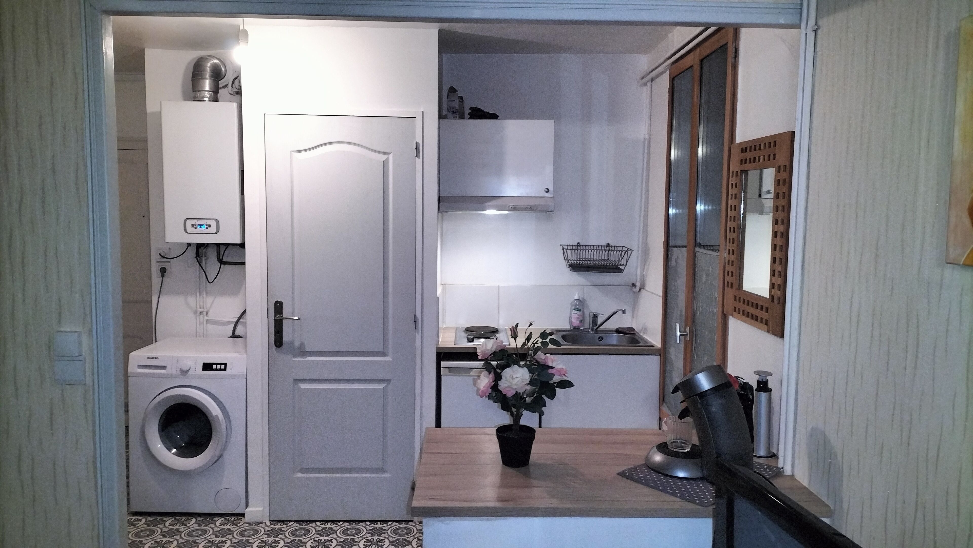 Réfrigérateur, four, plaque de cuisson, cafeti ère/bouilloire