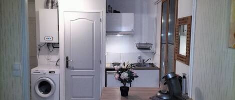 Een koelkast, een oven, een kookplaat, een koffiezetapparaat/waterkoker