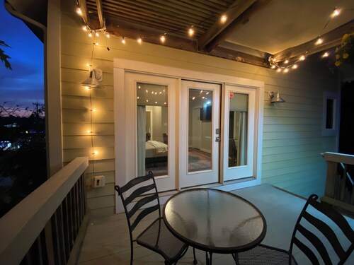 Cute Room, Parking, Kitchenette & Deck in the Heart of Del Ray!