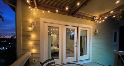 Cute Room, Parking, Kitchenette & Deck in the Heart of Del Ray!