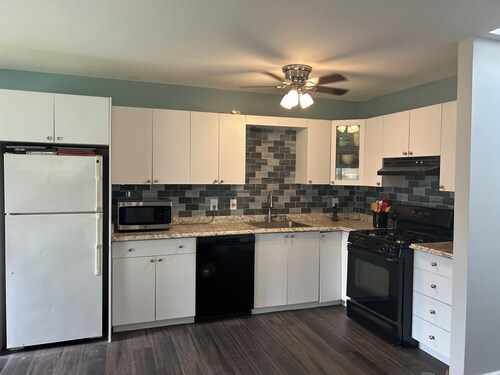 Cozy 1-bedroom apartment in Private Home in Baiting Hallow with AC