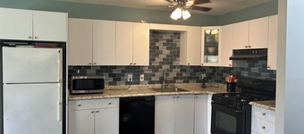 Cozy 1-bedroom apartment in Private Home in Baiting Hallow with AC