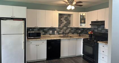 Cozy 1-bedroom apartment in Private Home in Baiting Hallow with AC