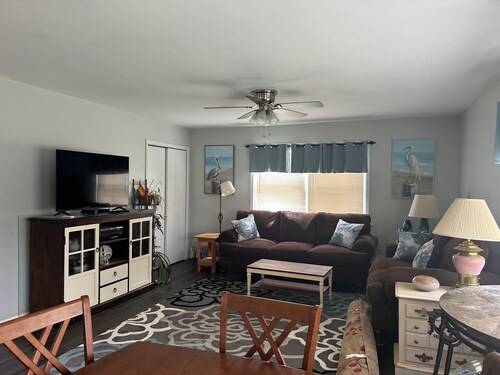 Cozy 1-bedroom apartment in Private Home in Baiting Hallow with AC