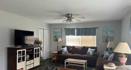 Cozy 1-bedroom apartment in Private Home in Baiting Hallow with AC