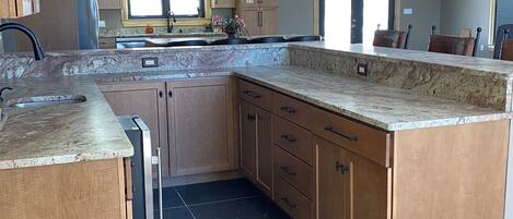 ماكينة لصنع القهوة/الشاي، ثلاجة، ميكروويف، فرن