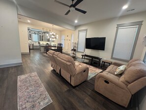 Living area - Modern 3 bedroom house in charming Huntsville (Huntsville)