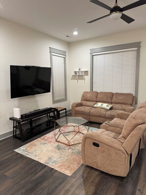 Living area - Modern 3 bedroom house in charming Huntsville (Huntsville)