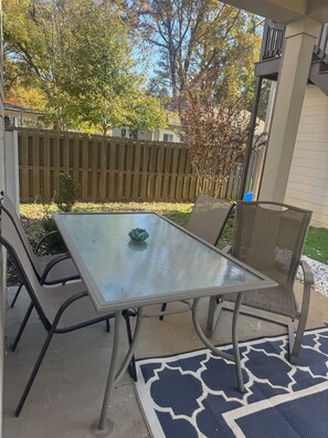Outdoor dining - Modern 3 bedroom house in charming Huntsville (Huntsville)