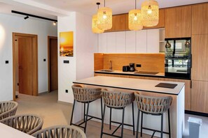 Microondas, horno y lavavajillas 