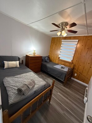 Internet, bed sheets - Shallow Sandy Lakefront Cottage - Hot Tub, Sauna & Tiki Hut (Brechin)