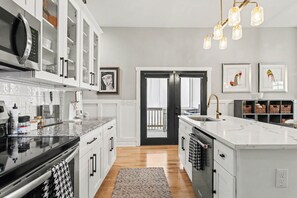 Private kitchen - Contemporary new craftsman in the heart of Atlanta! 
FIFA Ready (Atlanta)