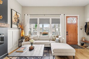 Living area - Contemporary new craftsman in the heart of Atlanta! 
FIFA Ready (Atlanta)