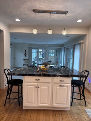 Dining - Stunning 5-bedroom house near Annapolis, available for May 2026 rental (Severna Park)