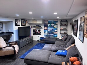 Living area - Stunning 5-bedroom house near Annapolis, available for May 2026 rental (Severna Park)