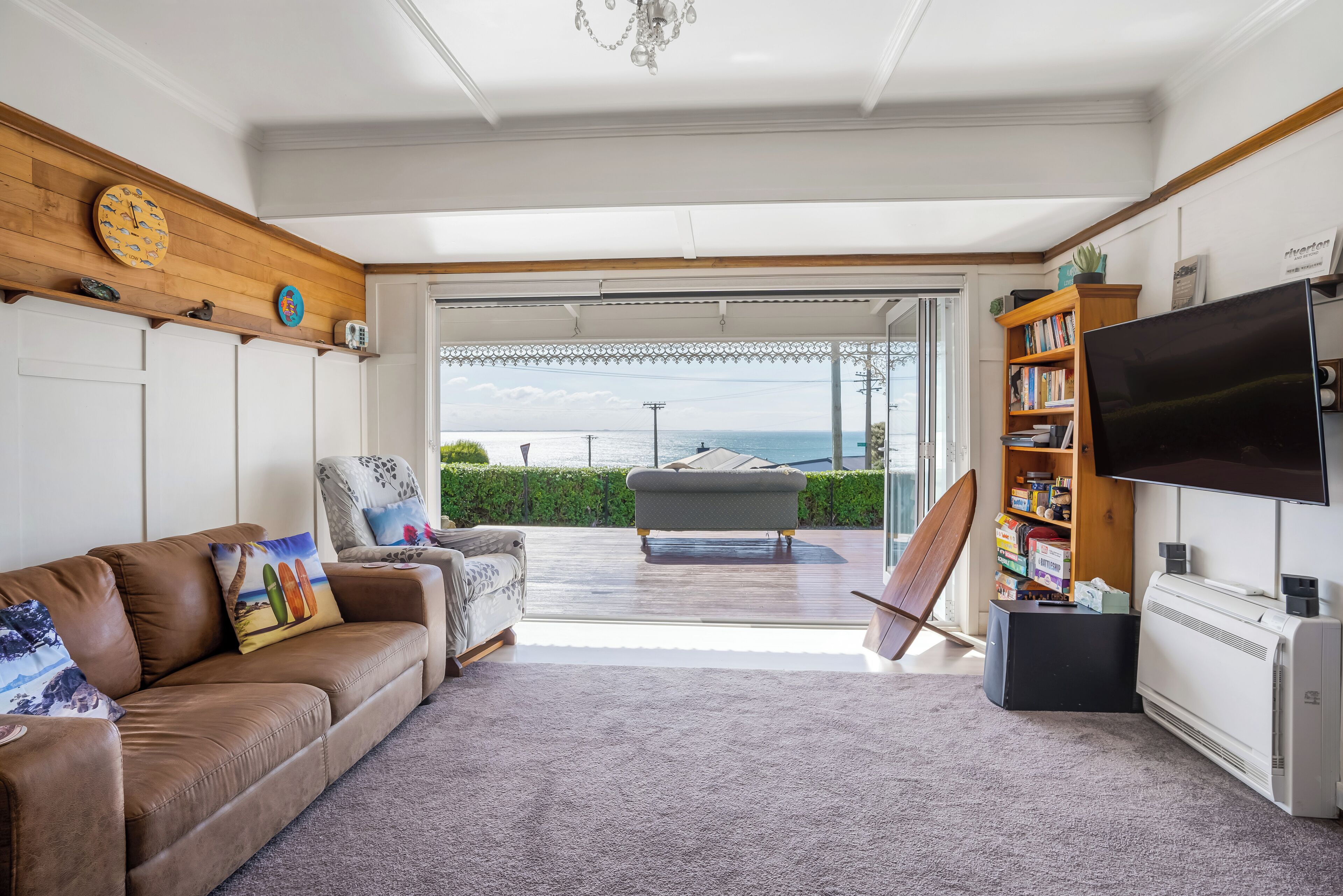 Smart TV, fireplace, books, stereo