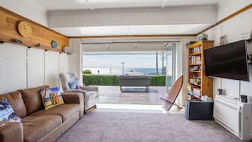 Smart TV, fireplace, books, stereo