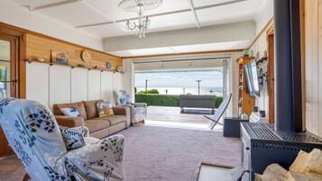 Smart TV, fireplace, books, stereo