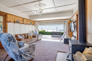 Smart TV, chimenea, libros y estéreo 