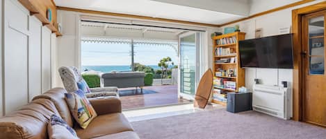 Smart TV, fireplace, books, stereo