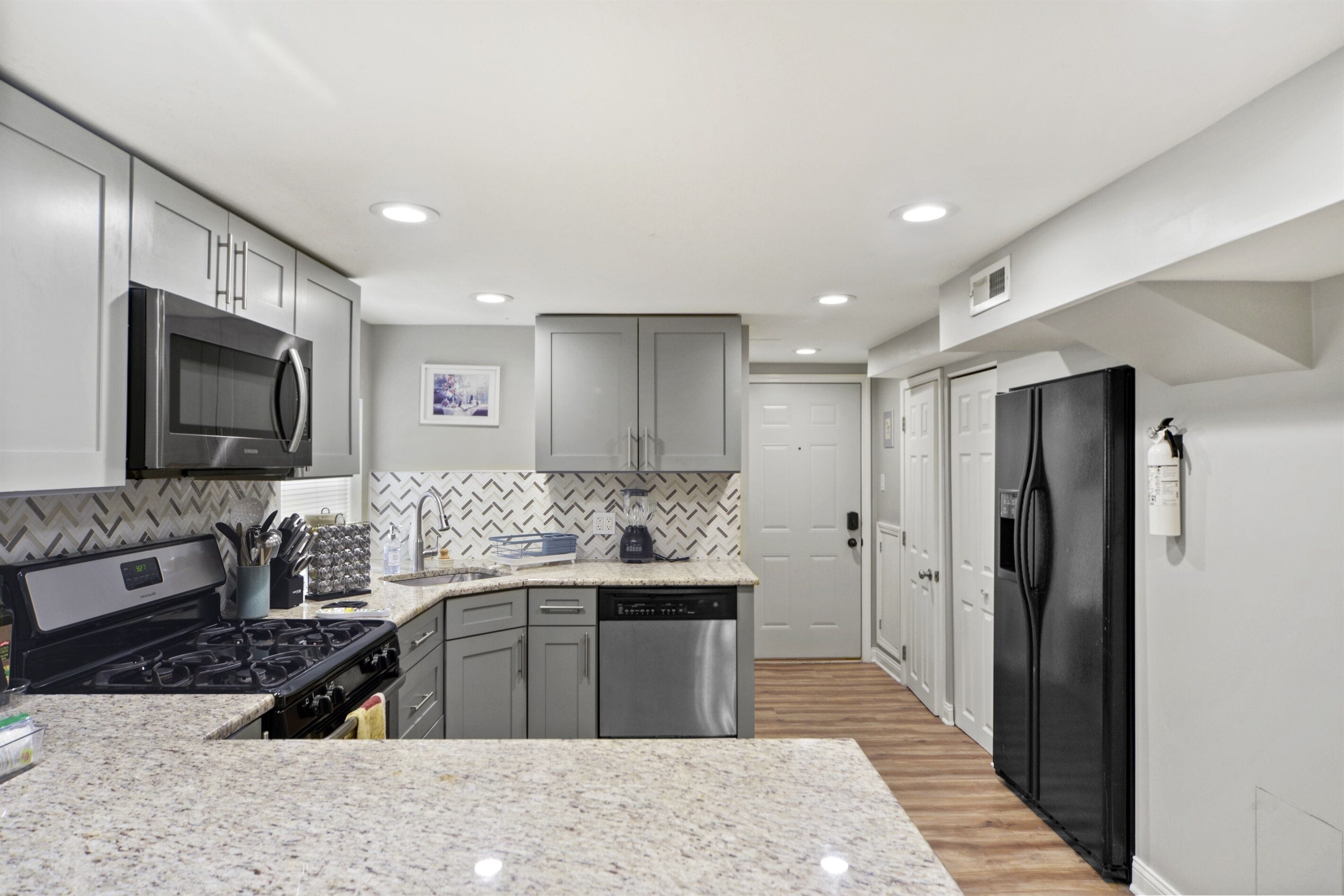 Refrigerador, microondas, horno y parrilla de estufa 