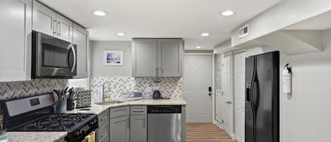 Refrigerador, microondas, horno y parrilla de estufa