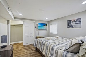 2 bedrooms, desk, iron/ironing board, free WiFi - Quiet Area - Revamped Basement (Chicago)