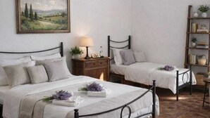 Un dormitorio con dos camas, una mesita de noche con lámpara, una estantería y un cuadro enmarcado con un paisaje.