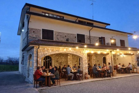 Restaurante al aire libre. agriturismo casale 1921