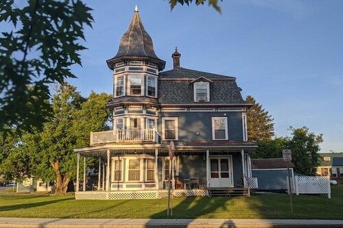 Cozy 1-bedroom 3rd story apartment in lovely Canaan with AC