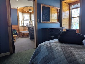 1 slaapkamer, een strijkplank/strijkijzer, gratis wifi, beddengoed