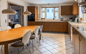 Kjøleskap, kokeplater, oppvaskmaskin og kaffetrakter/tekoker