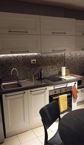 Private kitchen - Apartment near markets and local vibrant vibe (Tiranë)
