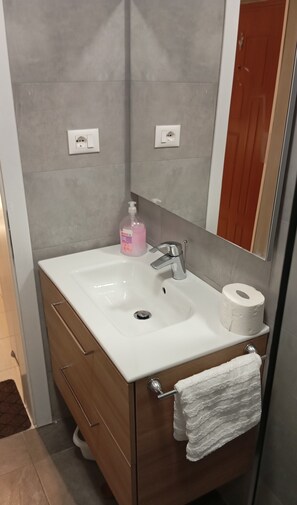 Shower, hair dryer, towels, soap - Apartment near markets and local vibrant vibe (Tiranë)