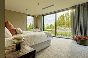 3 bedrooms, iron/ironing board, WiFi, bed sheets - A Private Retreat of Modern Space and Design (Alexandra)