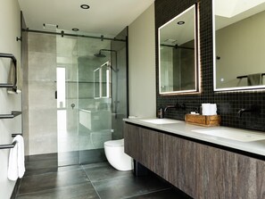 Hair dryer, towels, shampoo - A Private Retreat of Modern Space and Design (Alexandra)