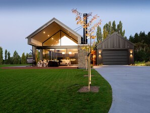 Exterior - A Private Retreat of Modern Space and Design (Alexandra)