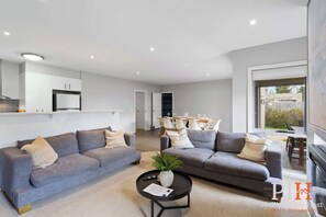 TV, fireplace - Townhouse with Shared Pool in Cowes (Cowes)