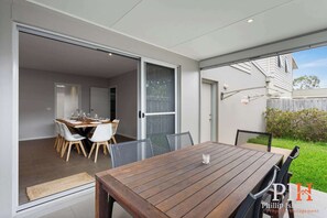 Outdoor dining - Townhouse with Shared Pool in Cowes (Cowes)