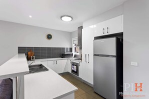 Fridge, microwave, oven, stovetop - Townhouse with Shared Pool in Cowes (Cowes)