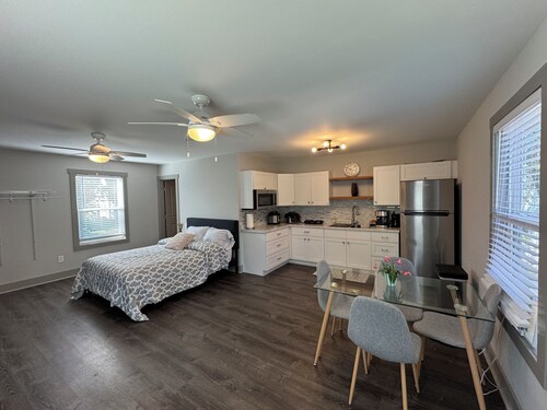 Peaceful 1-bedroom studio in charming Huntsville