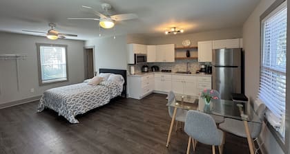 Peaceful 1-bedroom studio in charming Huntsville