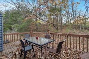 Outdoor dining - Adorable 2-bedroom condo cabin with AC in lively Branson close to everything! (Branson)